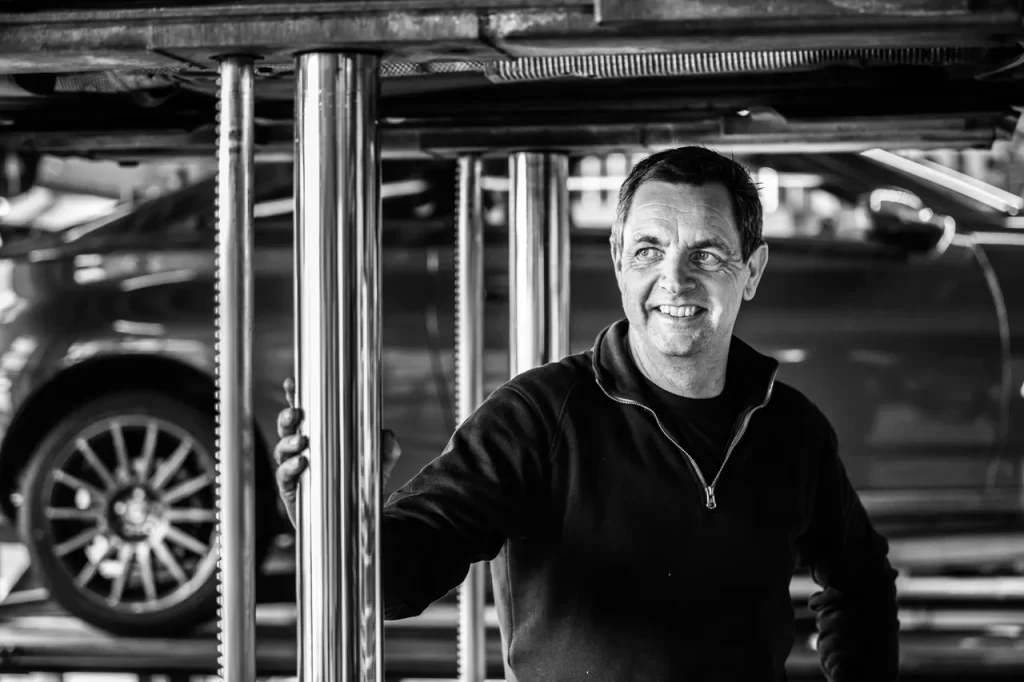 Foto van Jack van Donselaar, de eigenaar van de garage in Hulsberg